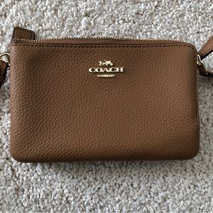 Beautiful double zip Coach wristlet with 2 compartments and inner pockets.